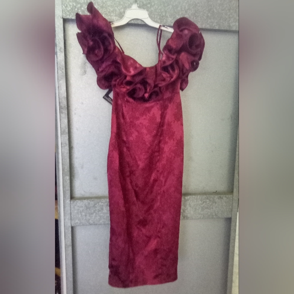PrettyLittleThing Burgundy Ruffle-Detail Midi Dress